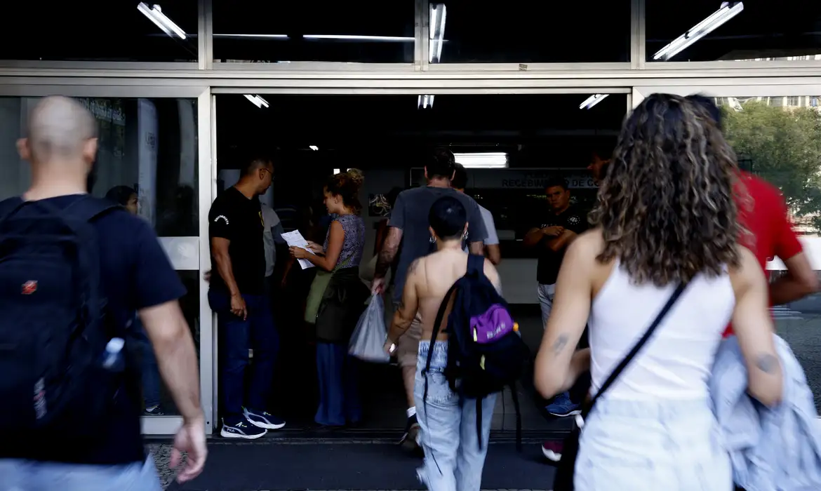 Rio de Janeiro (RJ), 18/08/2024 - Candidatos chegam para as provas do Concurso Público Nacional Unificado (CPNU)na UERJ, zona norte da cidade. Foto: Tânia Rêgo/Agência Brasil