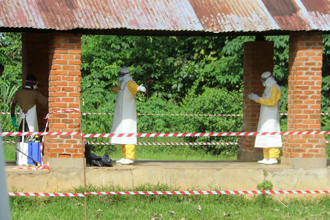 Trabalhadores da saÃºde sÃ£o dedetizados apÃ³s visitarem centro de isolamento de doentes de ebola no hospital de Bikoro, Congo. REUTERS/Jean Robert N