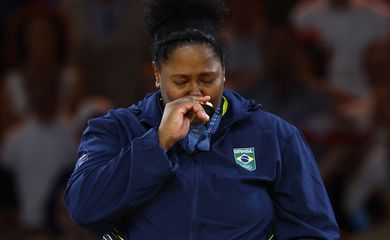 Paris 2024 Olympics - Judo - Women +78 kg Victory Ceremony - Champ-de-Mars Arena, Paris, France - August 02, 2024. Gold medallist Beatriz Souza of Brazil reacts after receiving her medal. REUTERS/Kim Kyung-Hoon