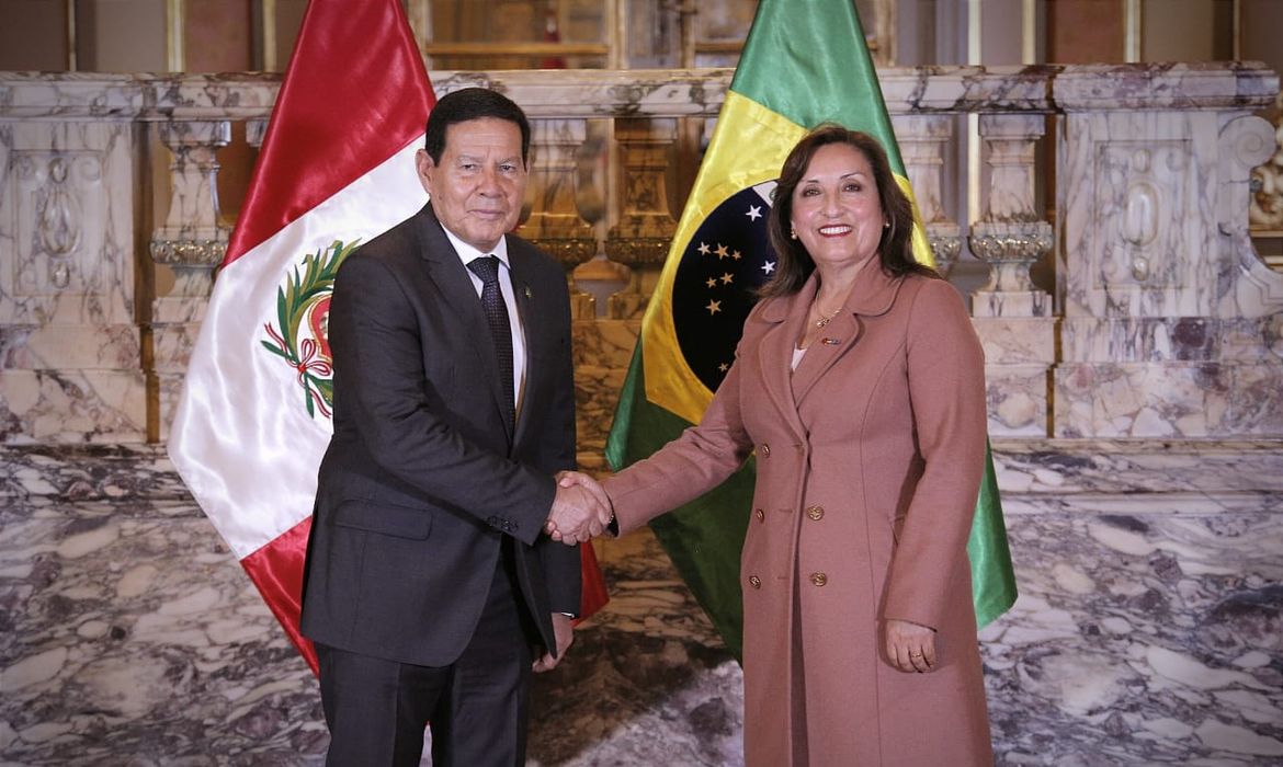 Vice - presidente do Brasil, General Hamilton Mourão, durante encontro com a vice-presidente do Peru, Dina Boluarte.