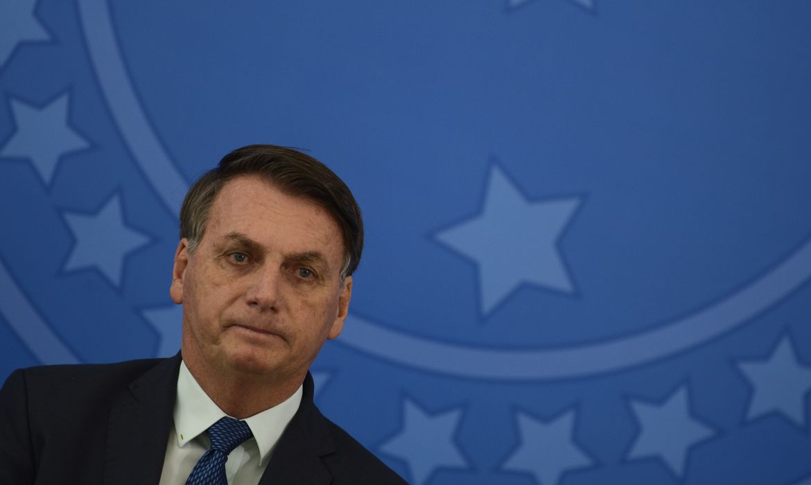 O presidente da República, Jair Bolsonaro, durante solenidade de posse do novo  ministro da Saúde, Nelson Teich, no Palácio do Planalto