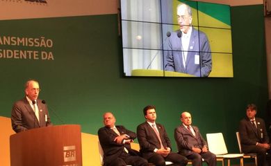 O novo presidente da Petrobras, Pedro Parente, discursa na solenidade de transmissão de cargo