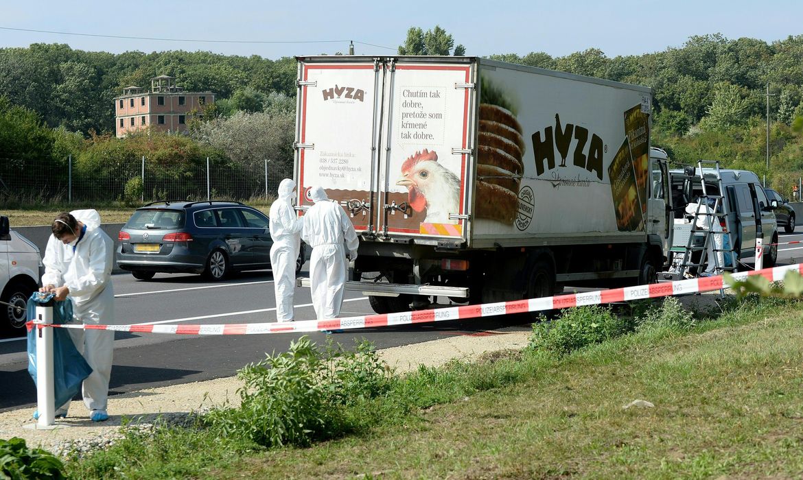 Especialistas forenses investigam caminhão encontrado em rodovia, na Áustria, com pelo menos 50 refugiados mortos