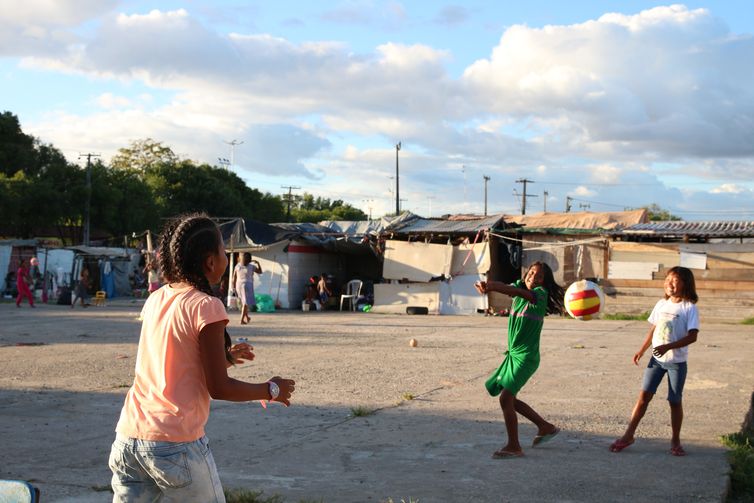 Boa Vista (RR), 13/02/2023, Crianças da etnia Warao brincam no abrigo desativado pela Operação Acolhida, mas que continua ocupado pelos indígenas venezuelanos.