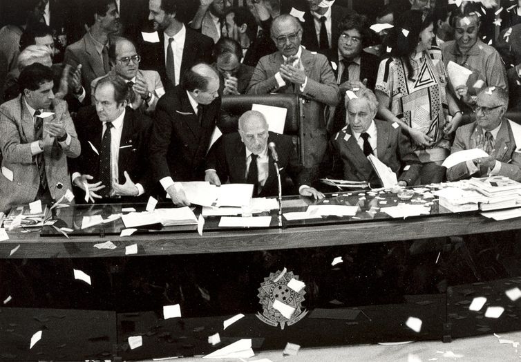 Brasília - A Assembleia Nacional Constituinte completa 30 anos de instalação. A assembleia resultou na Constituição de 1988. Na foto, o dia da promulgação do texto na assembleia (Arquivo/Agência Brasil)