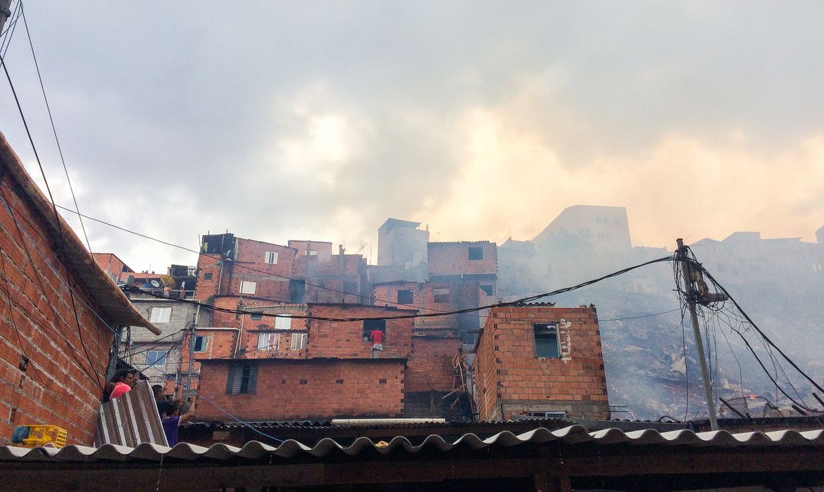 São Paulo - Incêndio de grandes proporções atinge  comunidade de Paraisópolis, na zona sul da capital paulista  (Elaine Patricia Cruz/Agência Brasil)