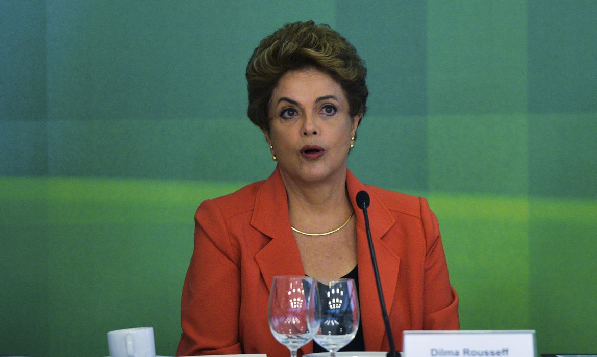 Brasília - Presidenta Dilma Rousseff durante café da manhã com jornalistas-setoristas do Palácio do Planalto (José Cruz/Agência Brasil)