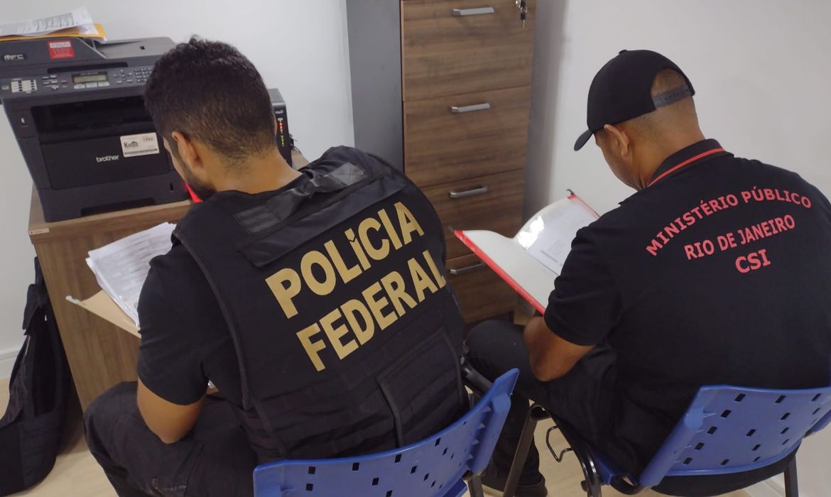 A Polícia Federal (PF) cumpre hoje (14) três mandados de prisão preventiva e sete mandados de busca e apreensão contra acusados de integrar grupo criminoso especializado na venda de drogas ilícitas no norte do estado do Rio de Janeiro