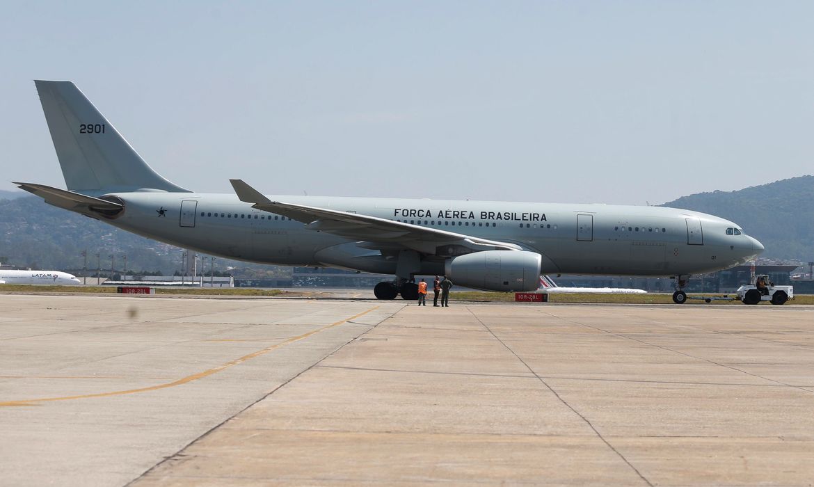Guarulhos (SP) 06/10/2024  Brasileiros que estavam no Líbano, desembarcam do avião KC-30 da FAB,na Base Aérea de São Paulo  na Operação “Raizes do Cedro” em Guarulhos. Foto Paulo Pinto/Agencia Brasil