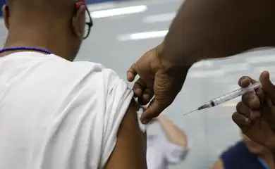 Rio de Janeiro (RJ), 24/04/2025 – Vacinação de pacientes em campanha contra a Influenza (gripe) no Super Centro Carioca de Saúde, em Benfica. Foto: Fernando Frazão/Agência Brasil