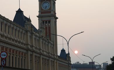 São Paulo (SP), 09/09/2024 - Pôr do sol com tempo seco e qualidade do ar muito ruim na Estação da Luz. Foto: Rovena Rosa/Agência Brasil