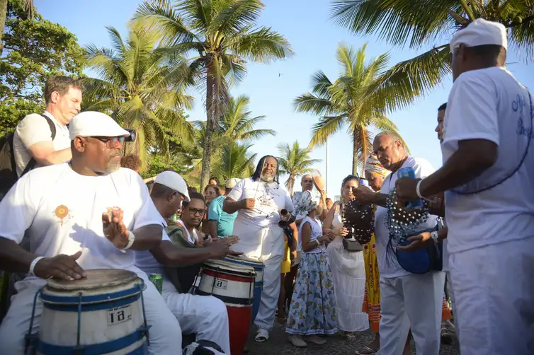 Dia de Iemanjá é comemorado na praia do Arpoador, na zona sul do Rio de Janeiro