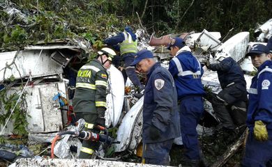 Equipes de resgate procuram vítimas entre os destroços do avião da Chapecoense