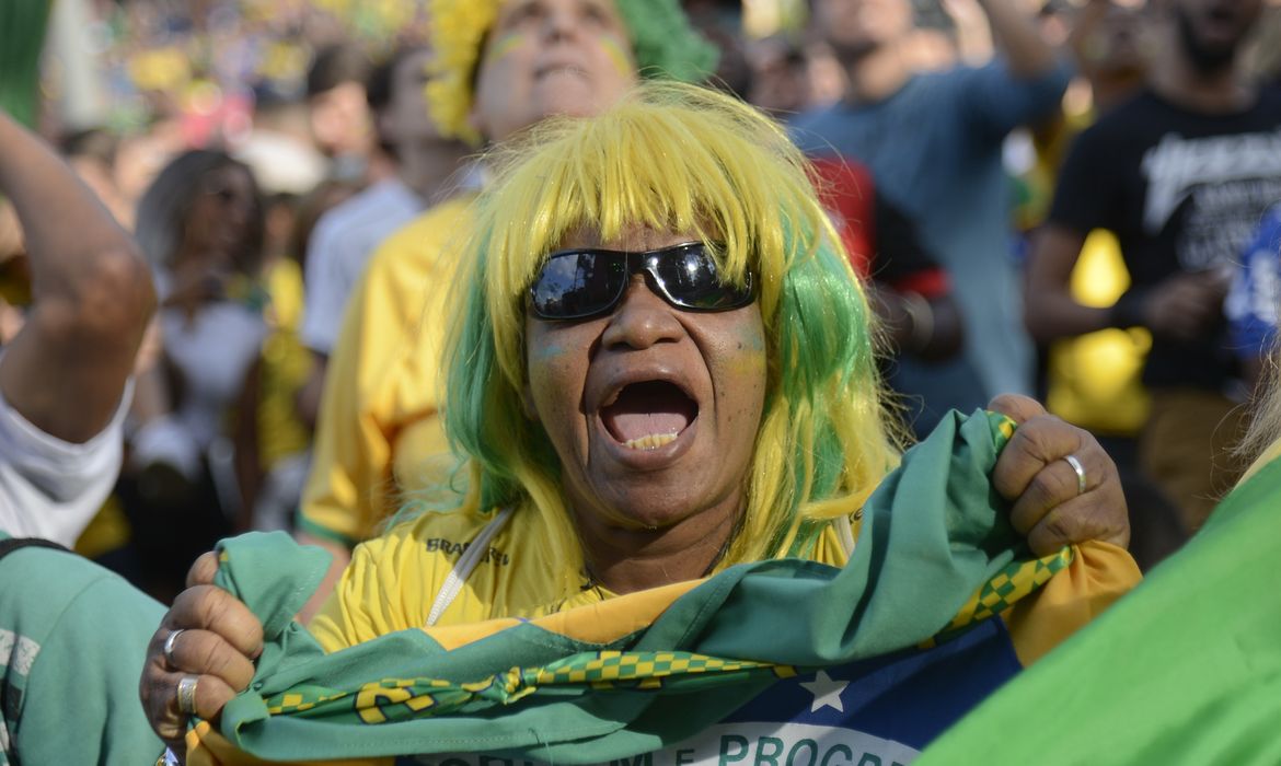 Torcedores comemoram primeiro gol do Brasil na Copa do Mundo 2018, na região central do Rio