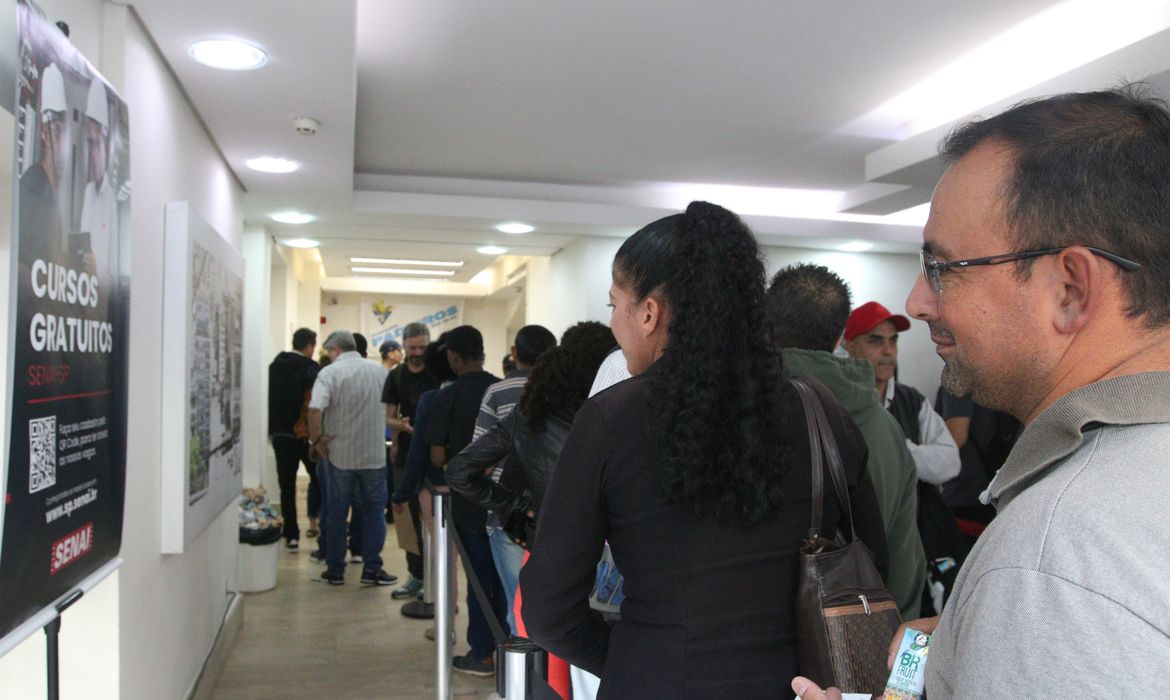 São Paulo (SP), 01/08/2023 - Fila de pessoas desempregadas a procura de uma vaga durante Mutirão Nacional do Emprego da UGT, uma parceria com o Ministério do Trabalho e Emprego, Governo do Estado de São Paulo, prefeitura e sindicatos filiados à União Geral dos Trabalhadores - UGT, na sede do sindicato dos Comerciários, região central da capital paulista. Foto: Rovena Rosa/Agência Brasil