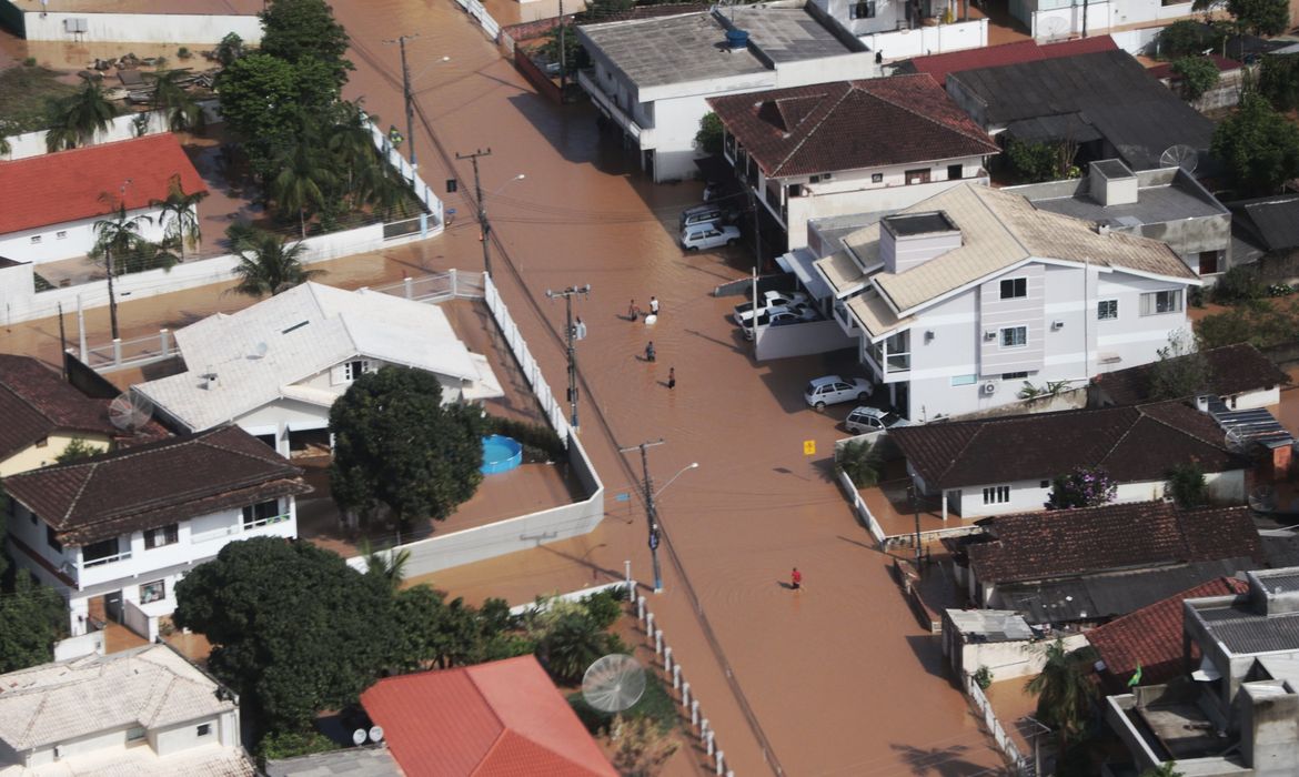 Chuvas causaram enchentes na cidade de São João Batista (SC)