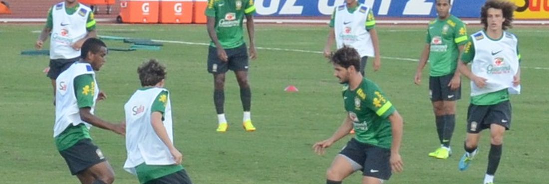 Pato tenta se livrar da marcação durante o último treino da Seleção Brasileira antes do amistoso contra a Austrália