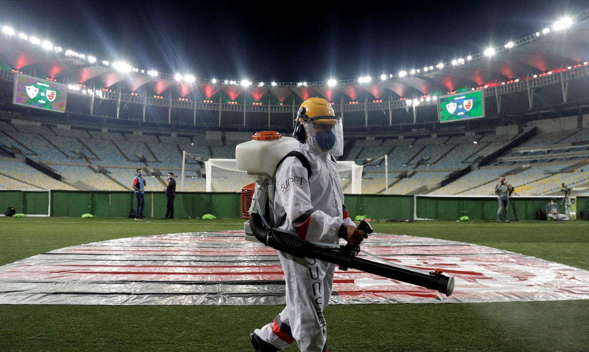 Funcionário desinfecta campo do Maracanã durante jogo do Campeonato Carioca - covid-19