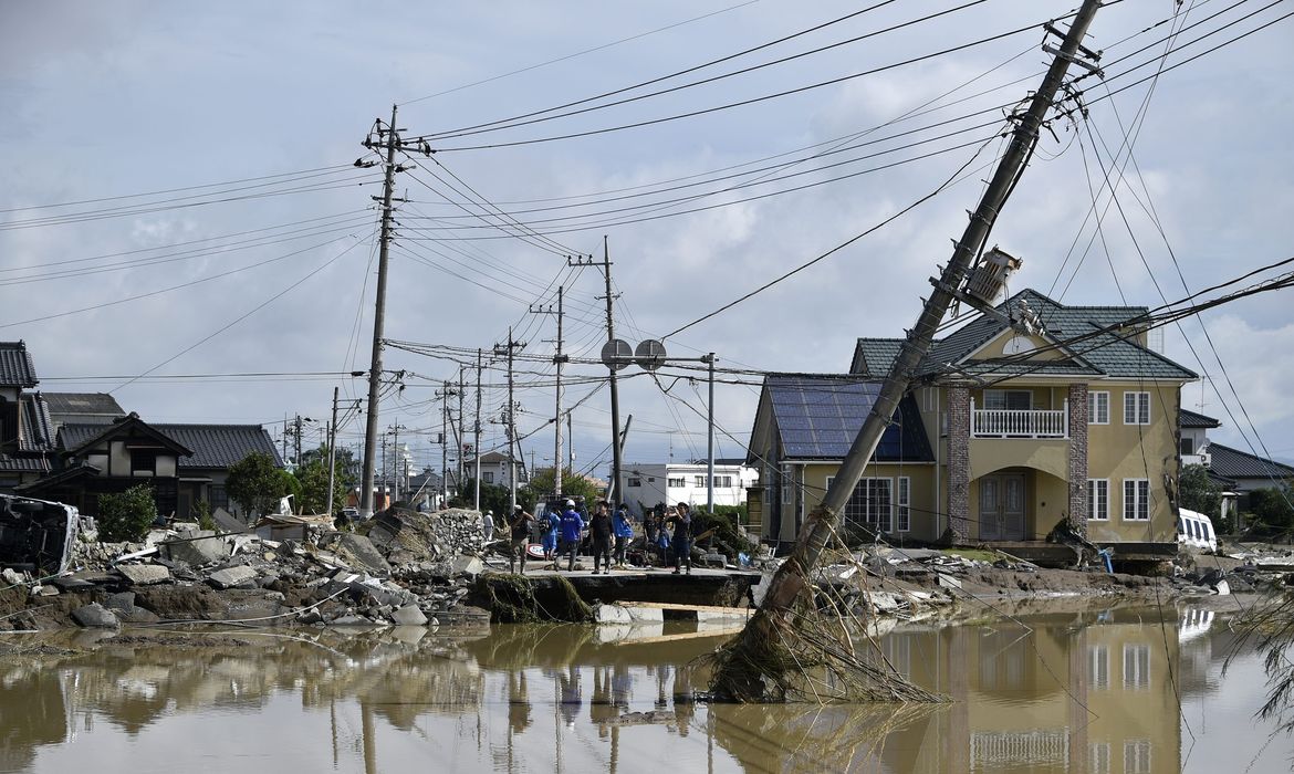 Cheia do Rio Kinugawa destroi casas e ruas no Japão