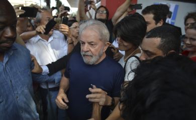 São Bernardo do Campo (SP) - O ex-presidente Lula, entre simpatizantes, em frente ao Sindicato dos Metalúrgicos do ABC (Rovena Rosa/Agência Brasil)