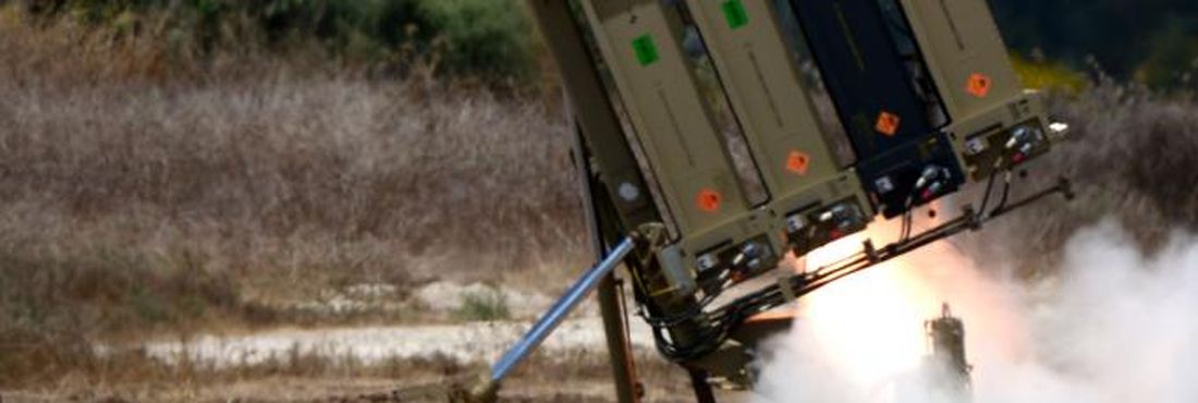 Um míssil é lançado por um sistema de defesa “Iron Dome”, para interceptar e destruir mísseis de entrada lançados por militantes palestinos da Faixa de Gaza, perto da cidade de Ashdod