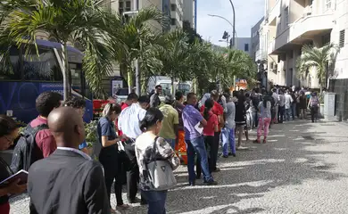 Rio de Janeiro - Postos de saúde amanhecem com filas para a vacinação contra a febre amarela (Tânia Rêgo/Agência Brasil)