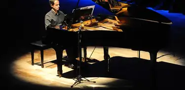 O pianista Cristiano Vogas apresenta valsas escritas por compositores brasileiros do século XIX ao XXI