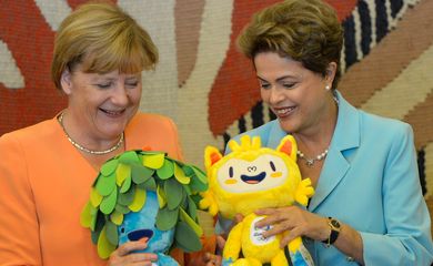 A chanceler da Alemanha, Angela Merkel, e a presidenta Dilma Rousseff durante almoço no Palácio Itamaraty (Wilson Dias/Agência Brasil)