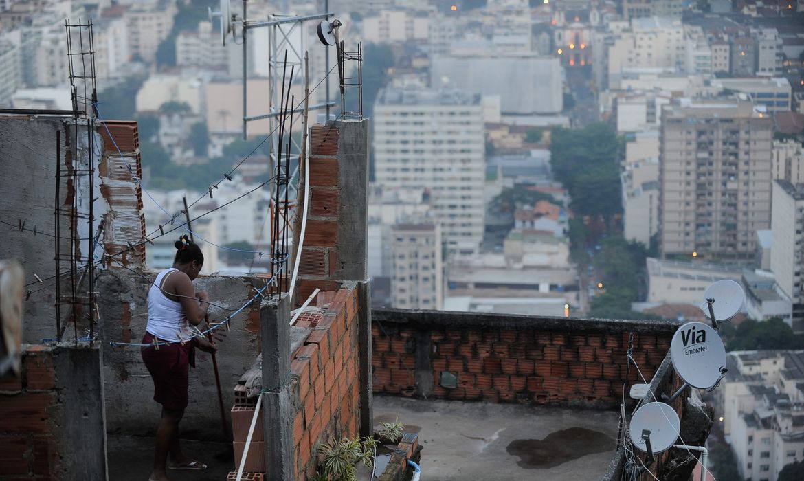 Moradores do pico do morro Santa Marta protestam com faixas contra remoção de casas no lançamento da campanha Linha de Frente: Defensores de Direitos Humanos (Fernando Frazão/Agência Brasil)