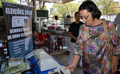 TRE-DF faz demonstrações para familiarizar o eleitor com a urna biométrica. Na foto, a eleitora Marilza Vilarinho, na feira permanente do Núcleo Bandeirante (José Cruz/Agência Brasil)