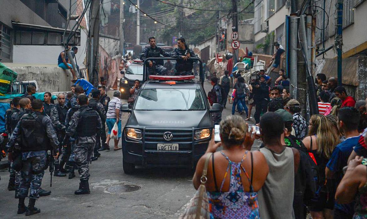 A es policiais em favelas causam preju zo de R 14 milh es por