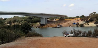 Ponte que liga a cidade de Bomfim, no Brasil, a Lethem, na Guiana