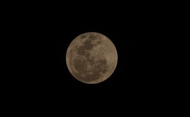 São Paulo (SP) 19/08/2024 - primeira Superlua do ano  vista em São Paulo, fenômeno acontece quando a Lua cheia está no ponto mais próximo da Terra. Em média, essa distância é de cerca de 384 mil quilômetros, mas hoje a Lua está a 362 mil quilômetros do nosso planeta. Foto: Paulo Pinto/Agência Brasil