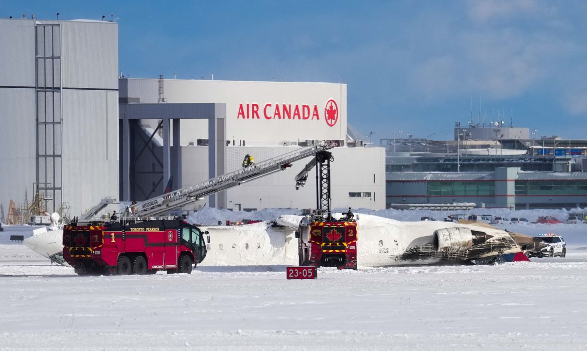 First responders work at the Delta Air Lines plane crash site at Toronto Pearson International Airport in Mississauga, Ontario, Canada February 17, 2025. Reuters/Arlyn McAdorey/Proibida reprodução