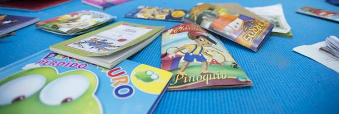 Crianças trocam livros em Brasília Crianças trocam livros em Brasília