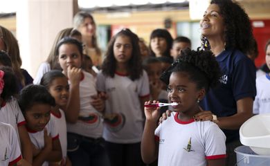 Brasília - Alunos da Escola Classe 29 de Taguatinga participam de atividades do projeto Adasa na Escola, que ensina crianças a ajudar na preservação da água (Marcelo Camargo/Agência Brasil)