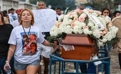 Rio de Janeiro (RJ), 31/10/2025 – Raquel Rios aolado do caixão de seu filho, Ravel Rios durante sepultamento de uma das vitimas da operação contenção, no cemitério de cemitério de Inhaúma.  Foto: Joédson Alves/Agência Brasil