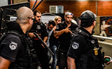 São Paulo - Os agressores do vendedor ambulante Luiz Carlos Ruas saem da Delegacia de Polícia do Metropolitano, na Barra Funda, após prestarem depoimento  (Rovena Rosa/Agência Brasil)