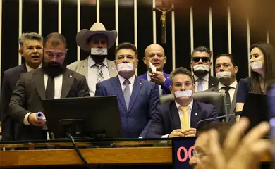 Brasília (DF), 05/08/2025 - Deputados de oposição fazem ato tampando a boca com esparadrapo durante sessão da Câmara dos Deputados. Foto: José Cruz/Agência Brasil