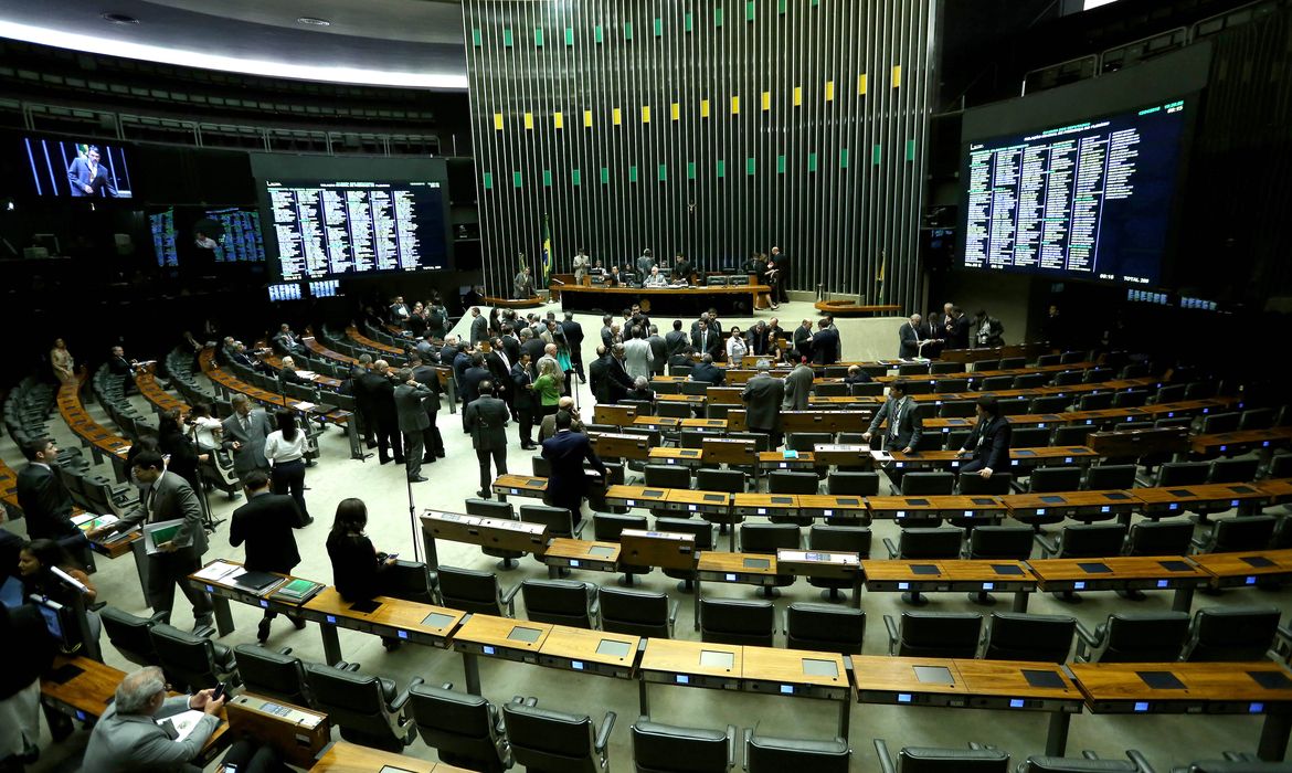 Brasília - O presidente da Câmara dos Deputados, Eduardo Cunha, anuncia o cronograma de votação do impeachment da presidenta Dilma no plenário  (Wilson Dias/Agência Brasil)