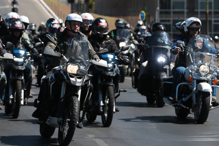 O presidente Jair Bolsonaro participou neste domingo (8) de um passeio de moto em Brasília em homenagem ao Dia dos Pais. 