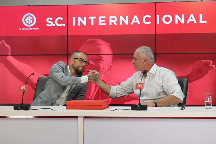 D'Alessandro anuncia que não renovará com Inter, ao lado do presidente do clube Marcelo Medeiros