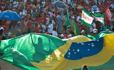 Brasília - Manifestantes fazem ato contra processo de impeachment e defesa do governo, na Esplanada dos Ministérios  (Fabio Rodrigues Pozzebom/Agência Brasil)