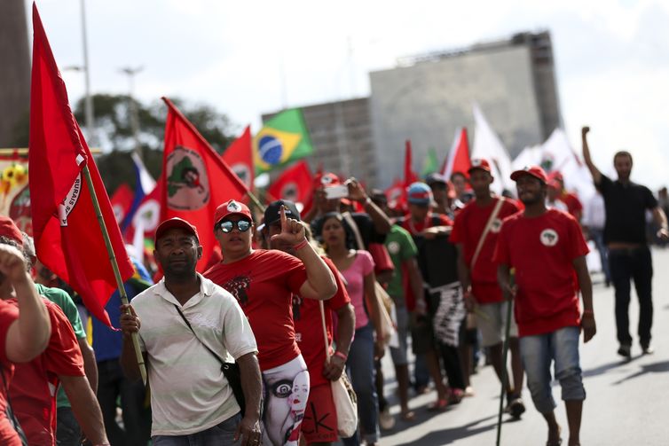 Integrantes do Movimento dos Trabalhadores Rurais Sem Terra (MST) e de outros segmentos sociais fazem ato público em apoio ao registro da candidatura de Luiz Inácio Lula da Silva à Presidência da República. 