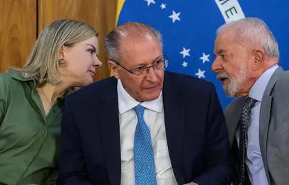 Brasília (DF), 14/07/2025 - Presidente Luiz Inácio Lula da Silva (d), Vice presidente, Geral do Alckmin (c) e a ministra Gleisi Hoffmann (e), participam da assinatura de medida provisória que concede isenção da taxa de serviço metrológico para verificação de taxímetros.
Foto: Valter Campanato/Agência Brasil
