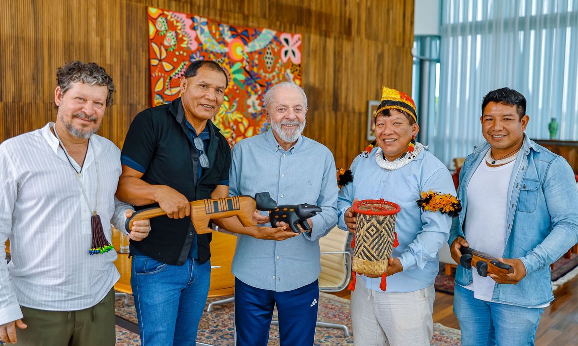 Brasília (DF), 20/02/2025 - Presidente da República, Luiz Inácio Lula da Silva, durante encontro com lideranças do Território Indígena do Xingu. Participaram: o Cacique Tapi Yawalapiti, Anuiá Yawalapiti (Coordenador do Pontão de Culturas Indígenas), Lappa Yawalapiti (Coordenador do Pontão de Culturas Indígenas) e Juliano George Basso (Coordenador da Aldeia Multiétnica), realizado no Palácio da Alvorada. Foto: Ricardo Stuckert/PR