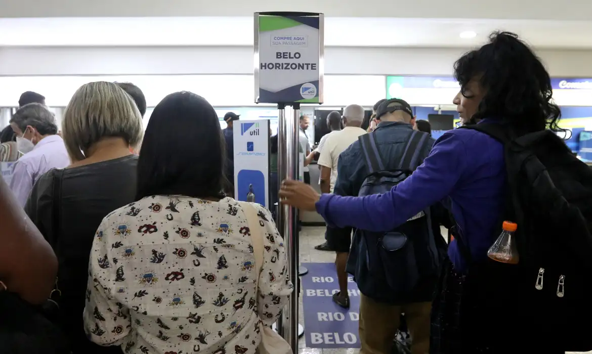 Guichês de companhias de ônibus da Rodoviária do Rio apresentam filas para troca de passagens e devolução de dinheiro. Devido aos bloqueios nas rodovias federais algumas viagens continuam suspensas