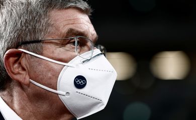 Presidente do COI, Thomas Bach, durante visita ao Estádio Nacional de Tóquio