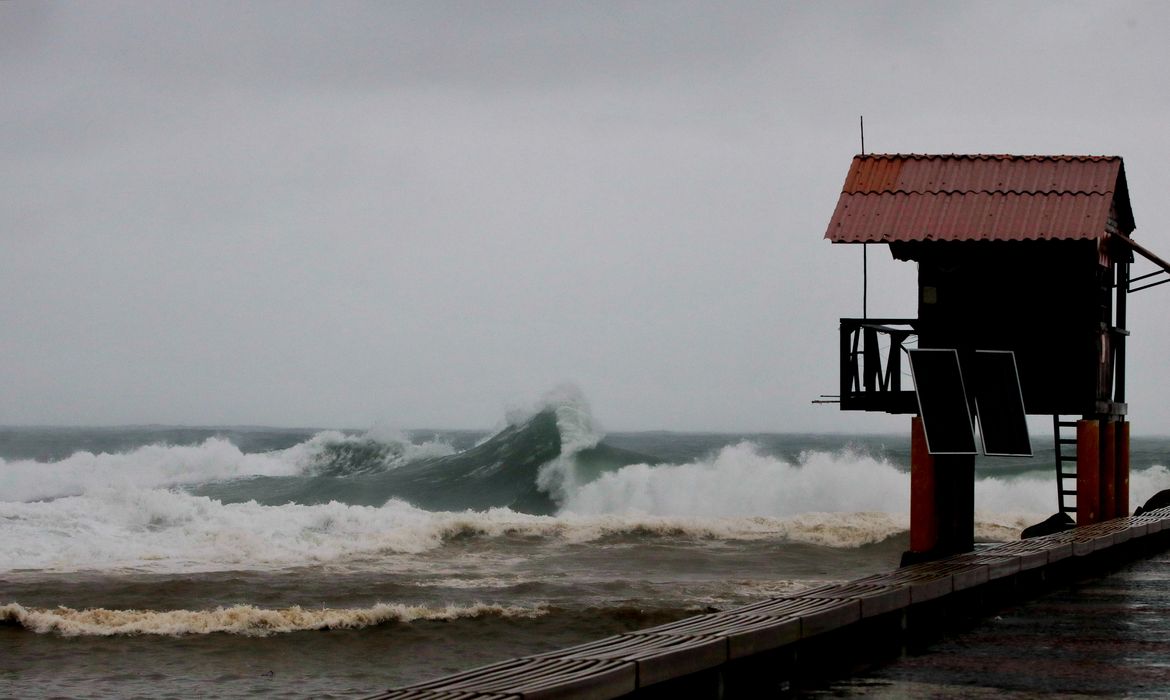 Frete fria traz tempestade e ressaca na praia da Barra da Tijuca no Rio de Janeiro