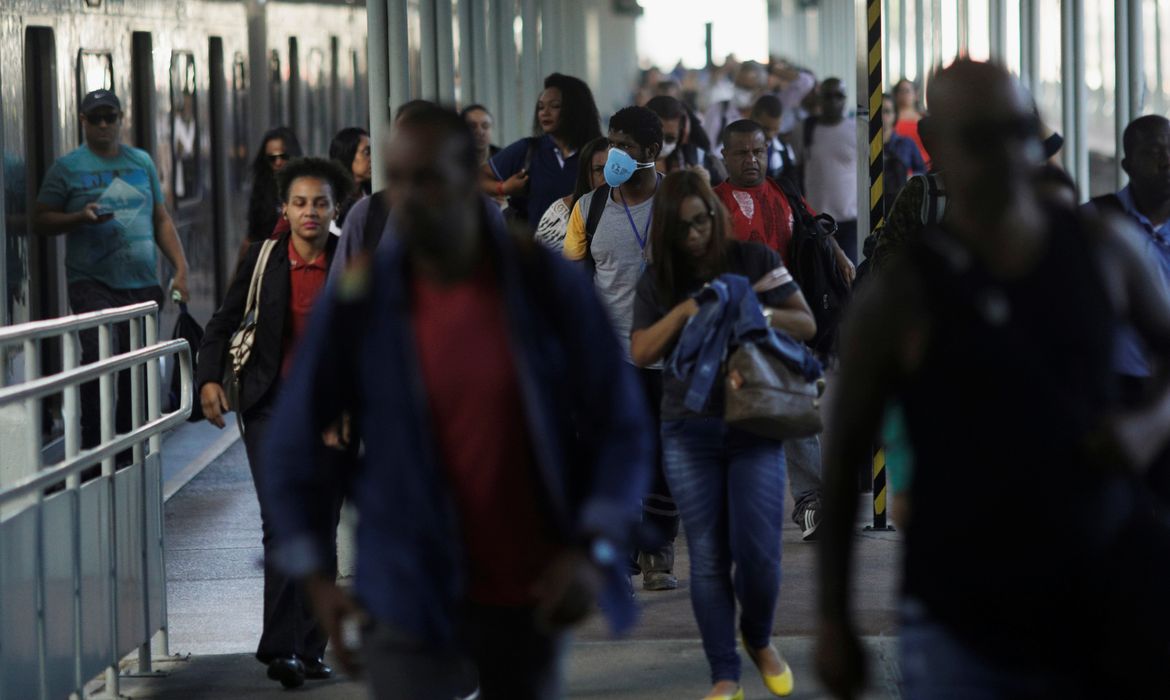 Passageiros caminham em plataforma da Central do Brasil, no Rio de Janeiro